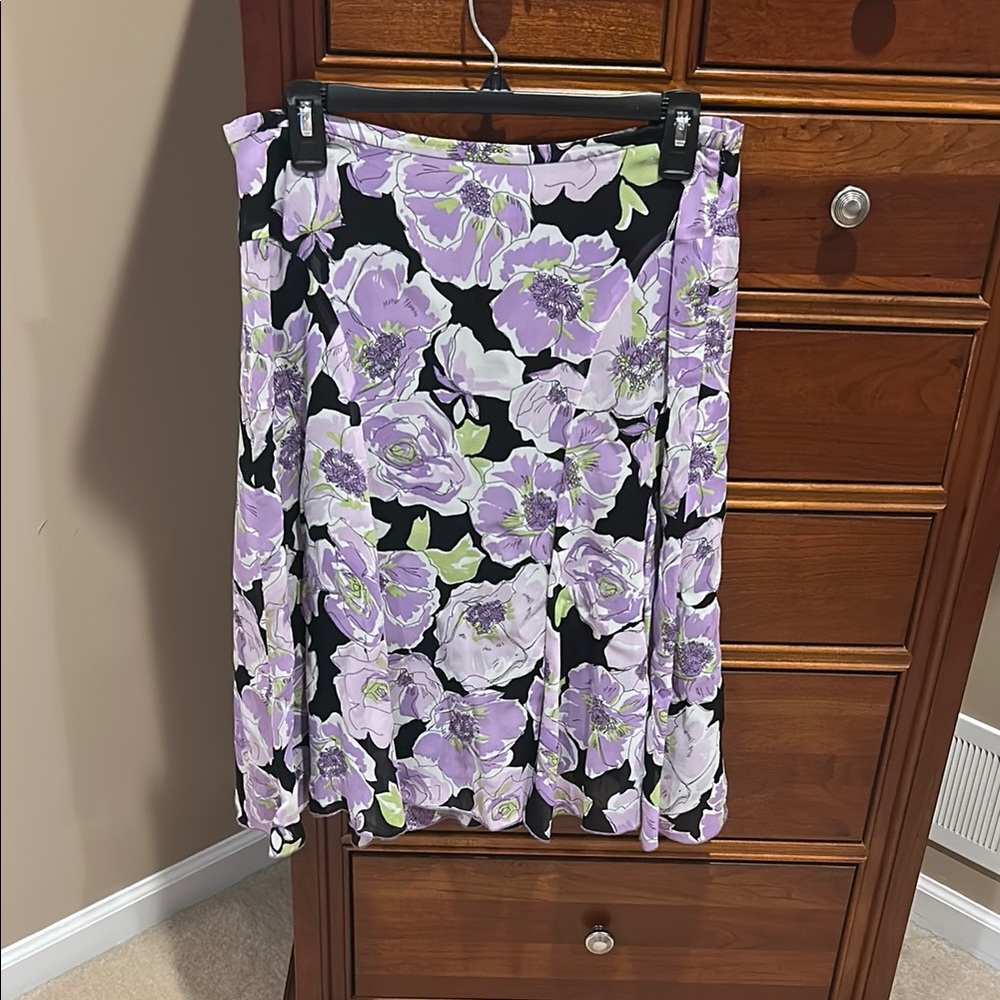 Karen Kane Lifestyle Purple & black floral Skirt , size 6, 100% rayon, side zip